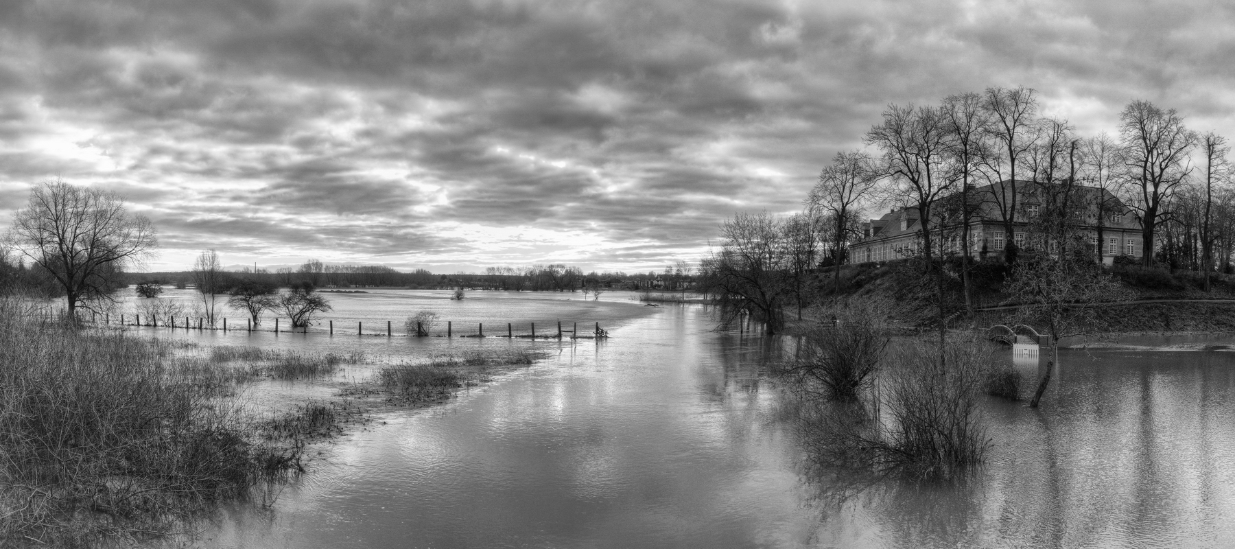 Hochwasser am Schloss Landestrost