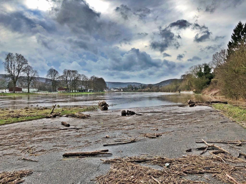 Hochwasser am Weserradweg bei Höxter-Corvey