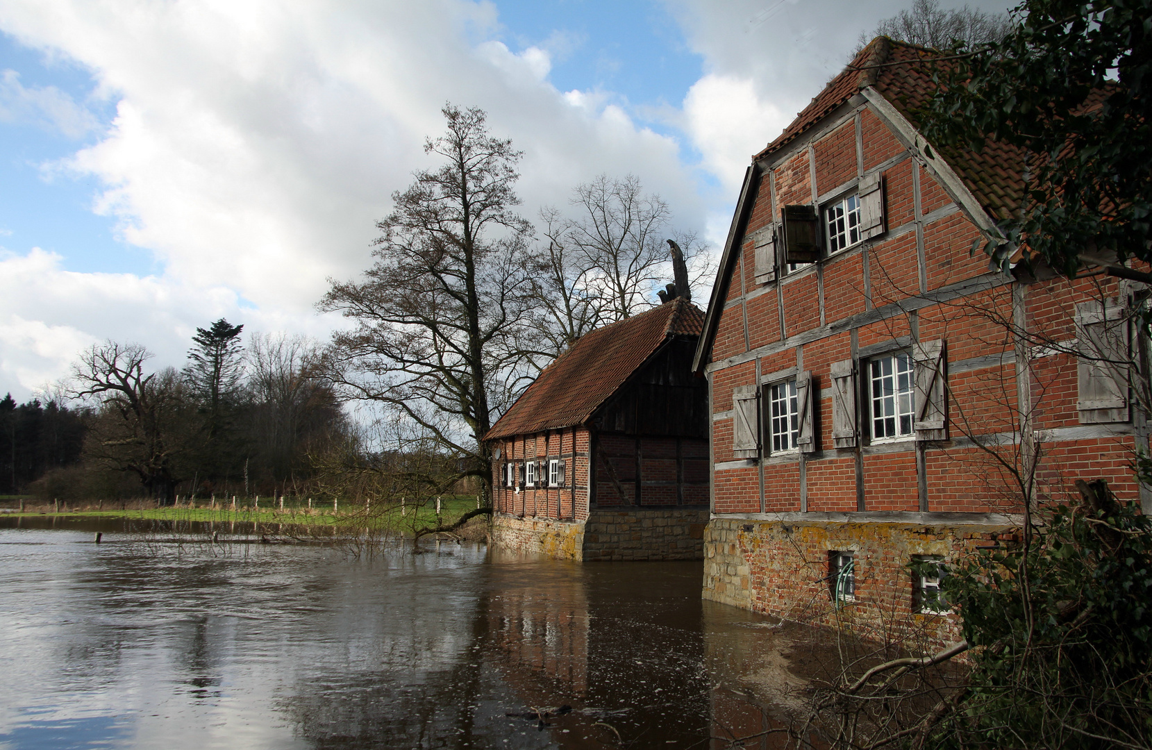 - Hochwasser an der alten Wassermühle -