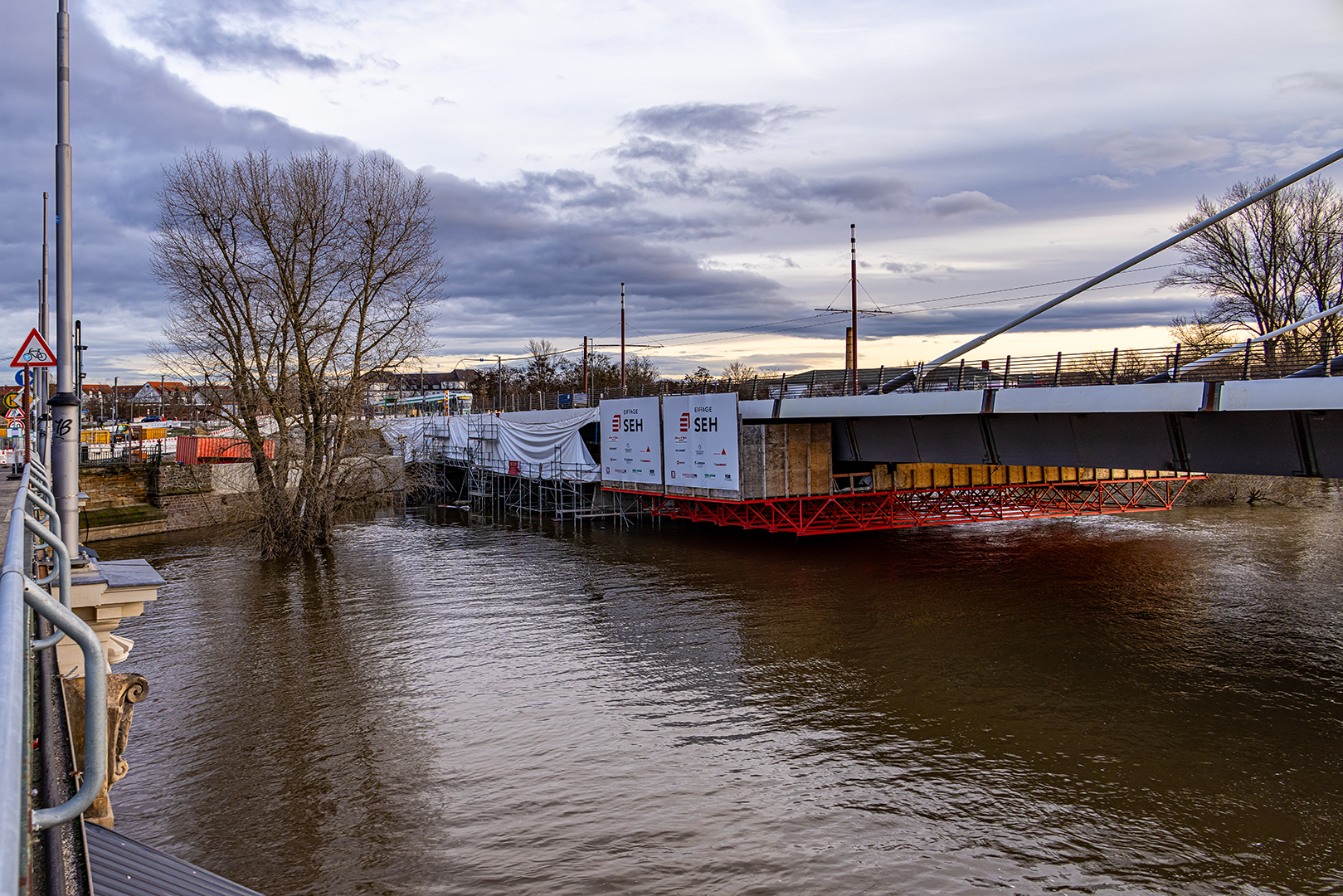 Hochwasser an der Brückenbaustelle...