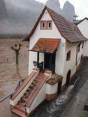 Hochwasser an der Nahe 2011 - Fischerhaus in Bad Münster 14:30