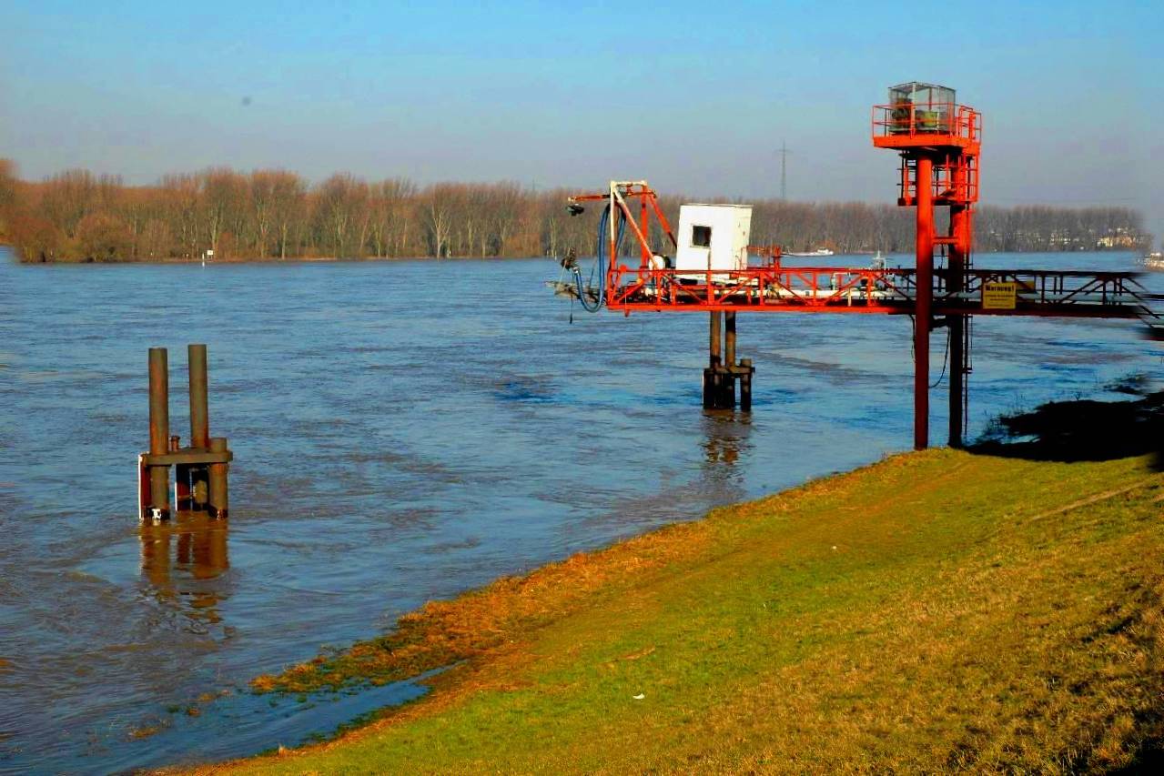 Hochwasser im Düsseldorfer Hafen