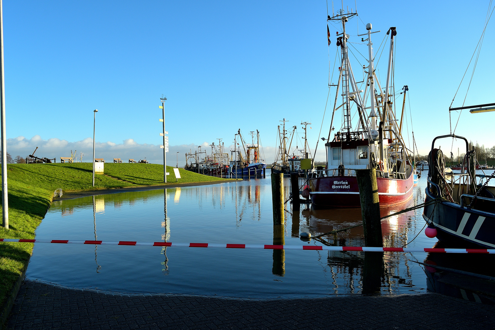 Hochwasser im Hafen von Greetsiel