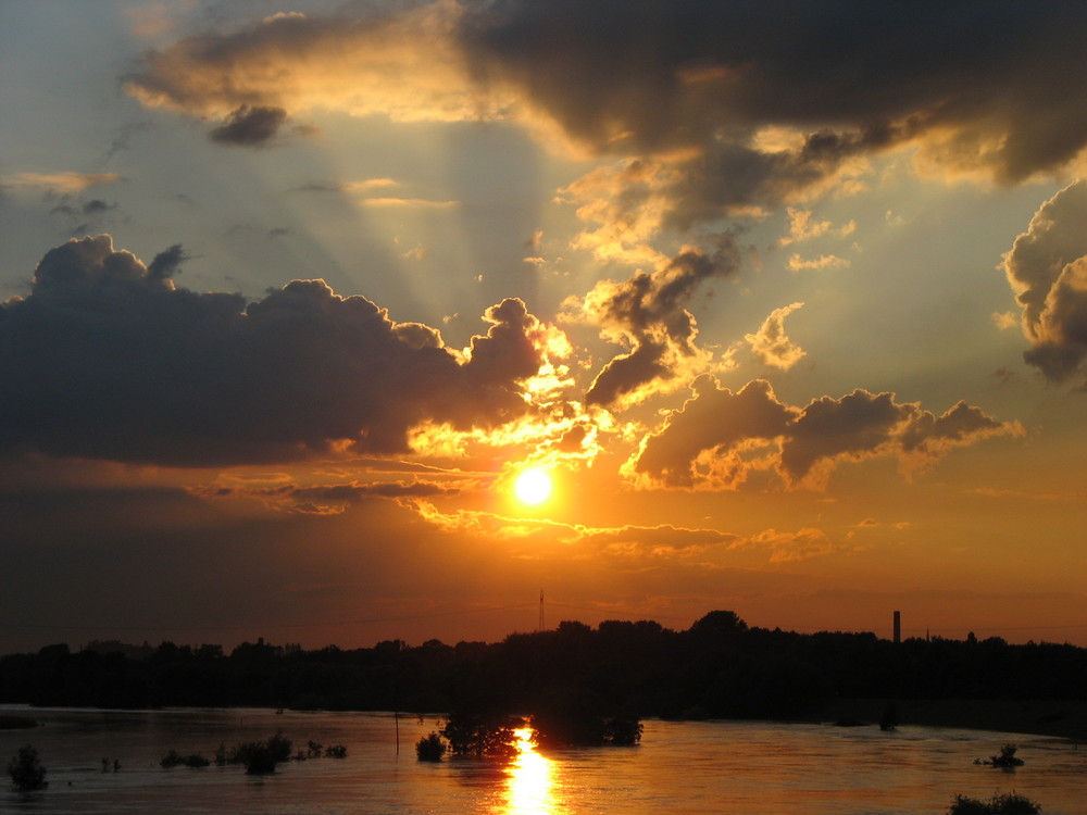 Hochwasser in der Abenddämmerung