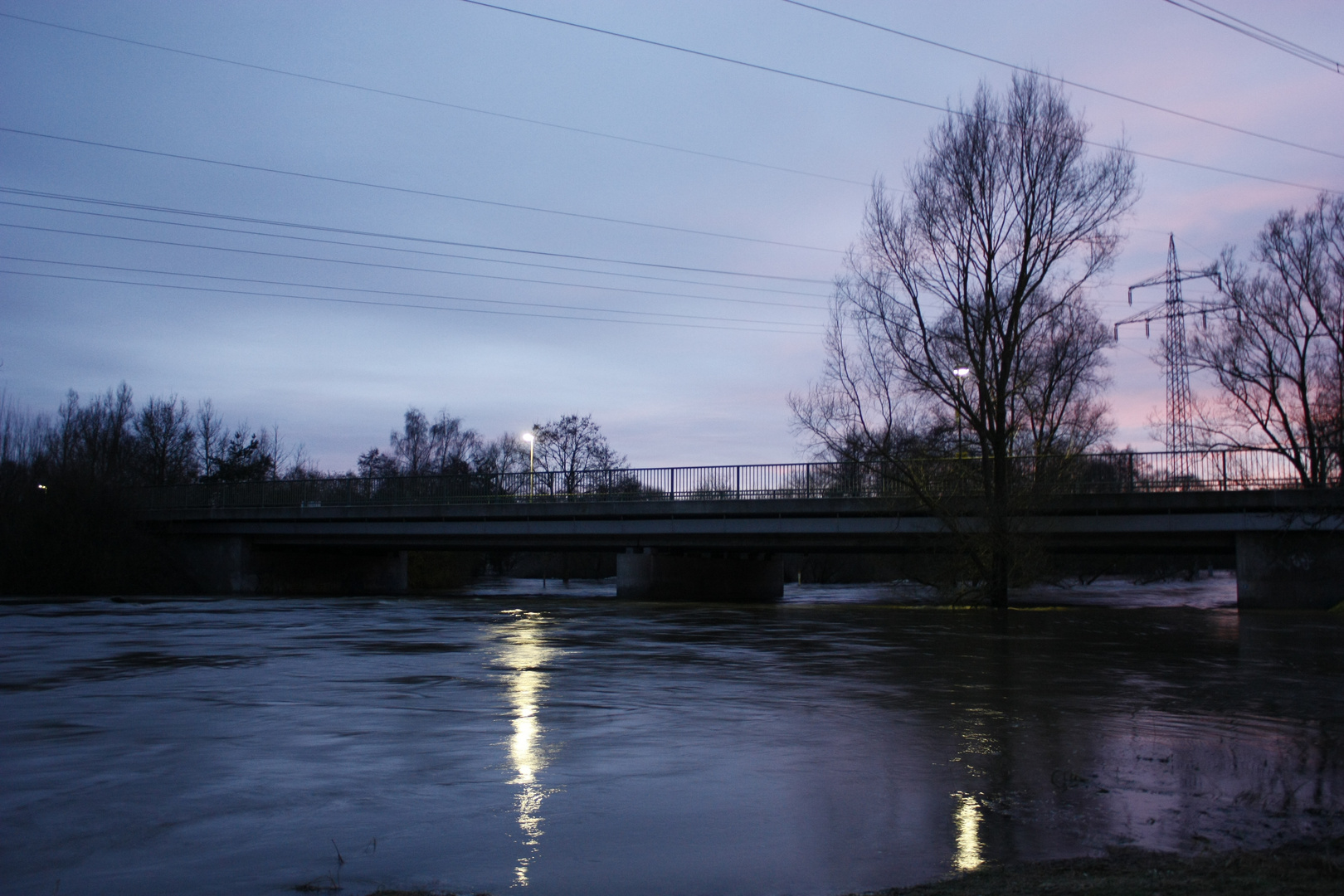 Hochwasser in der Dämmerung