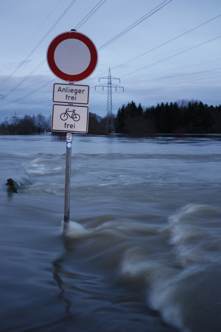 Hochwasser in der Dämmerung | Anlieger frei