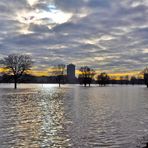 Hochwasser in Düsseldorf - - Blick von Oberkassel auf Altstadt und Medienhafen