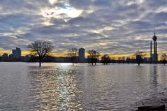 Hochwasser in Düsseldorf - - Blick von Oberkassel auf Altstadt und Medienhafen