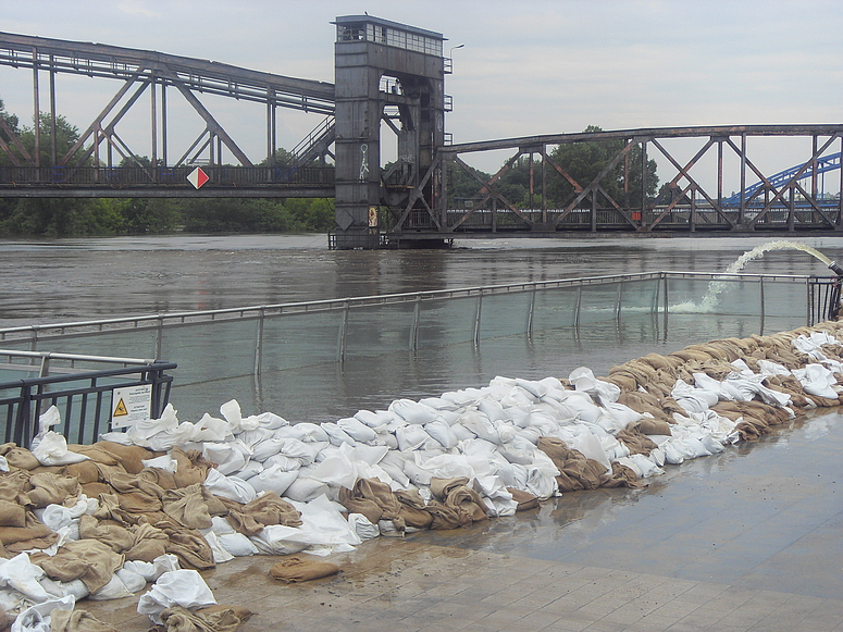 Hochwasser In Magdeburg Foto Bild Reportage Dokumentation Hilfsorganisationen Im Einsatz Motive Bilder Auf Fotocommunity