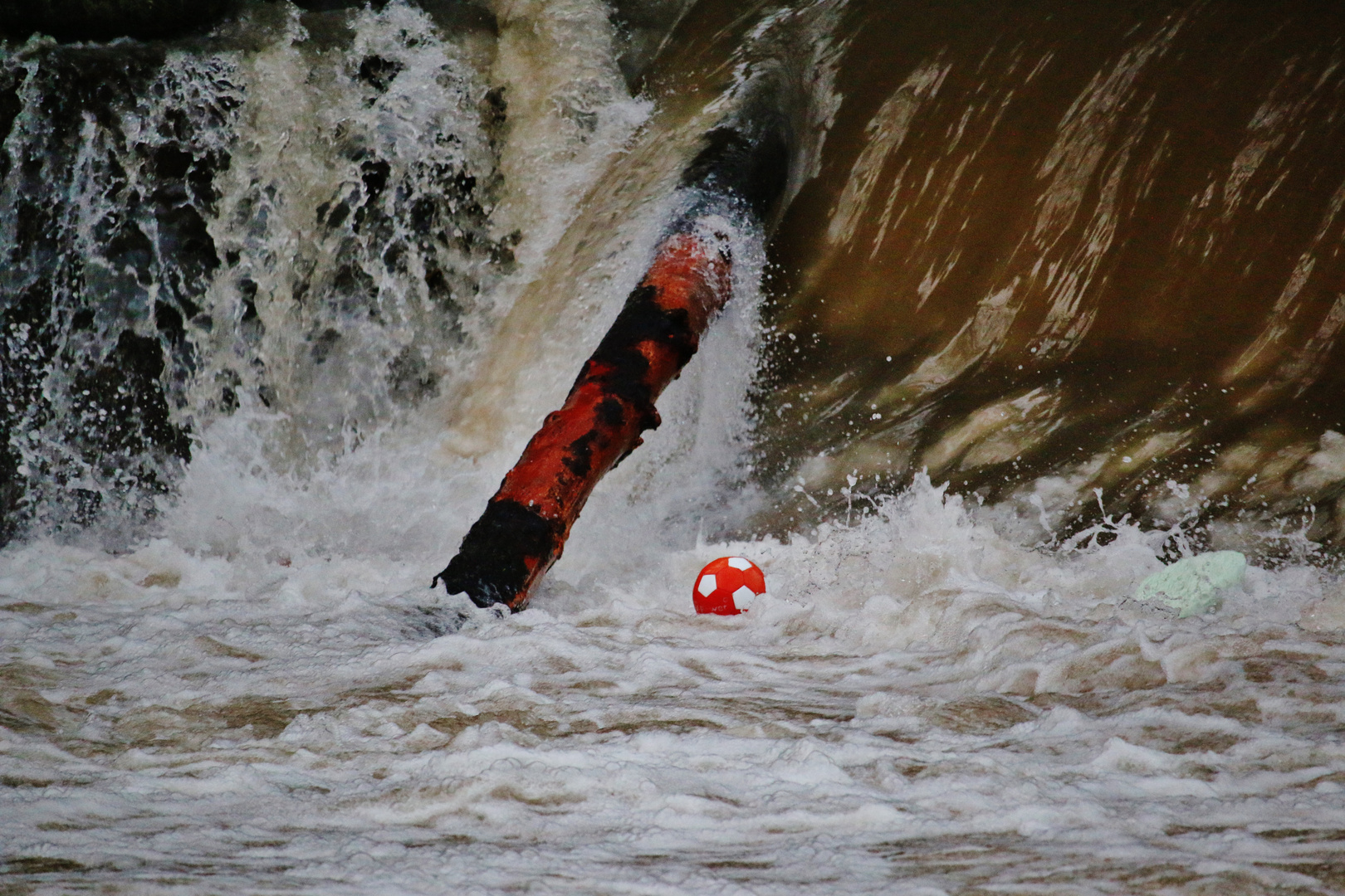 Hochwasser ( mit Farbtupfer ) Bild 1