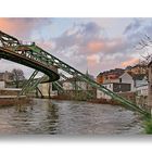 Hochwasser: Schwebebahnfahrt wird nicht eingestellt ... (Kanufahrer kentert bei Hochwasser.)