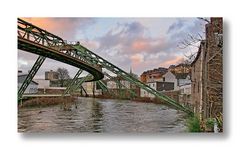 Hochwasser: Schwebebahnfahrt wird nicht eingestellt ... (Kanufahrer kentert bei Hochwasser.)