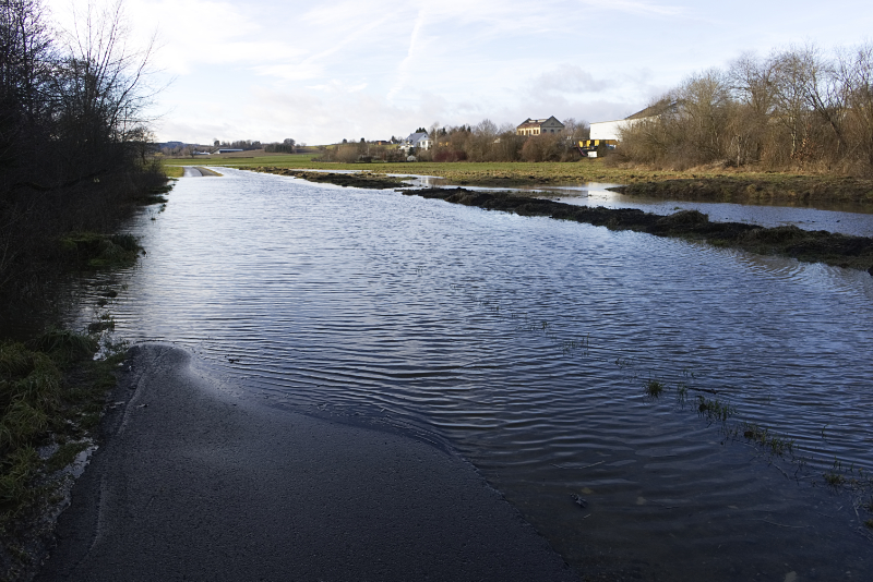 hochwasser strasse ins ried