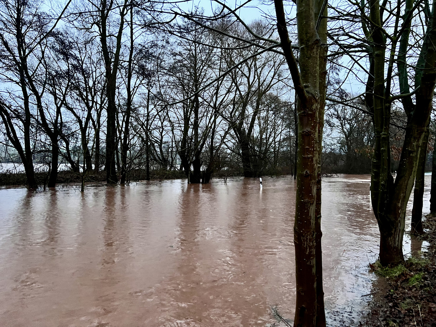 Hochwasser - Straße verschluckt