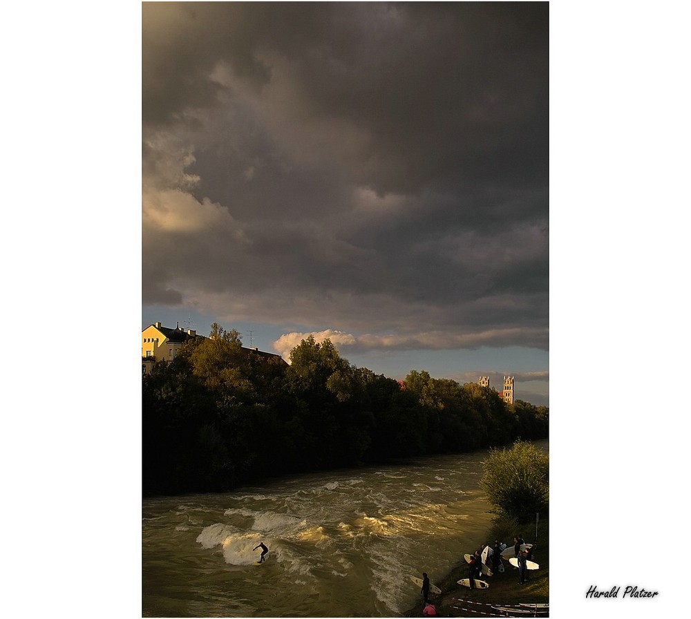 ...Hochwasser-Surfer im ........... Abendlicht.......... [weiss-blau]