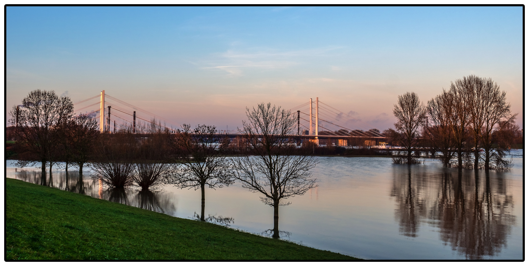 Hochwasser und A40-Brücken  01