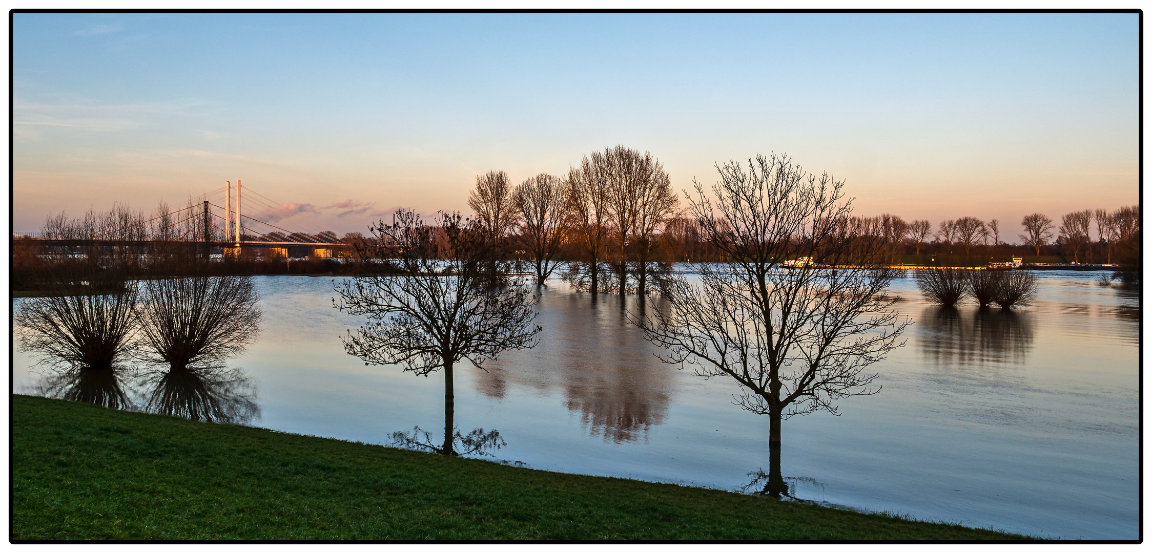 Hochwasser und A40-Brücken  03