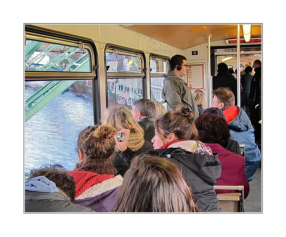 Hochwasser von Schwebebahn aus gesehen