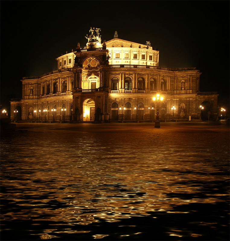 Hochwasser vor der Semperoper