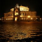 Hochwasser vor der Semperoper