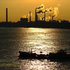 Hochwasser vor Industriekulisse