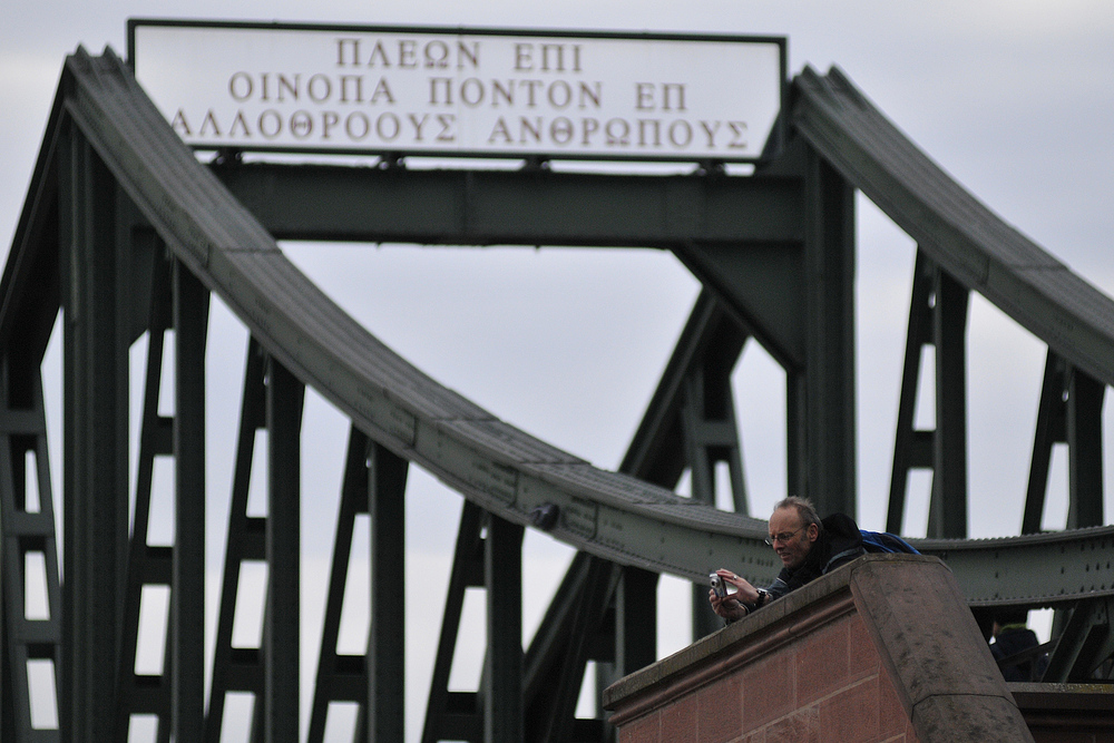 Hochwasserfotografie von eiserner Brücke