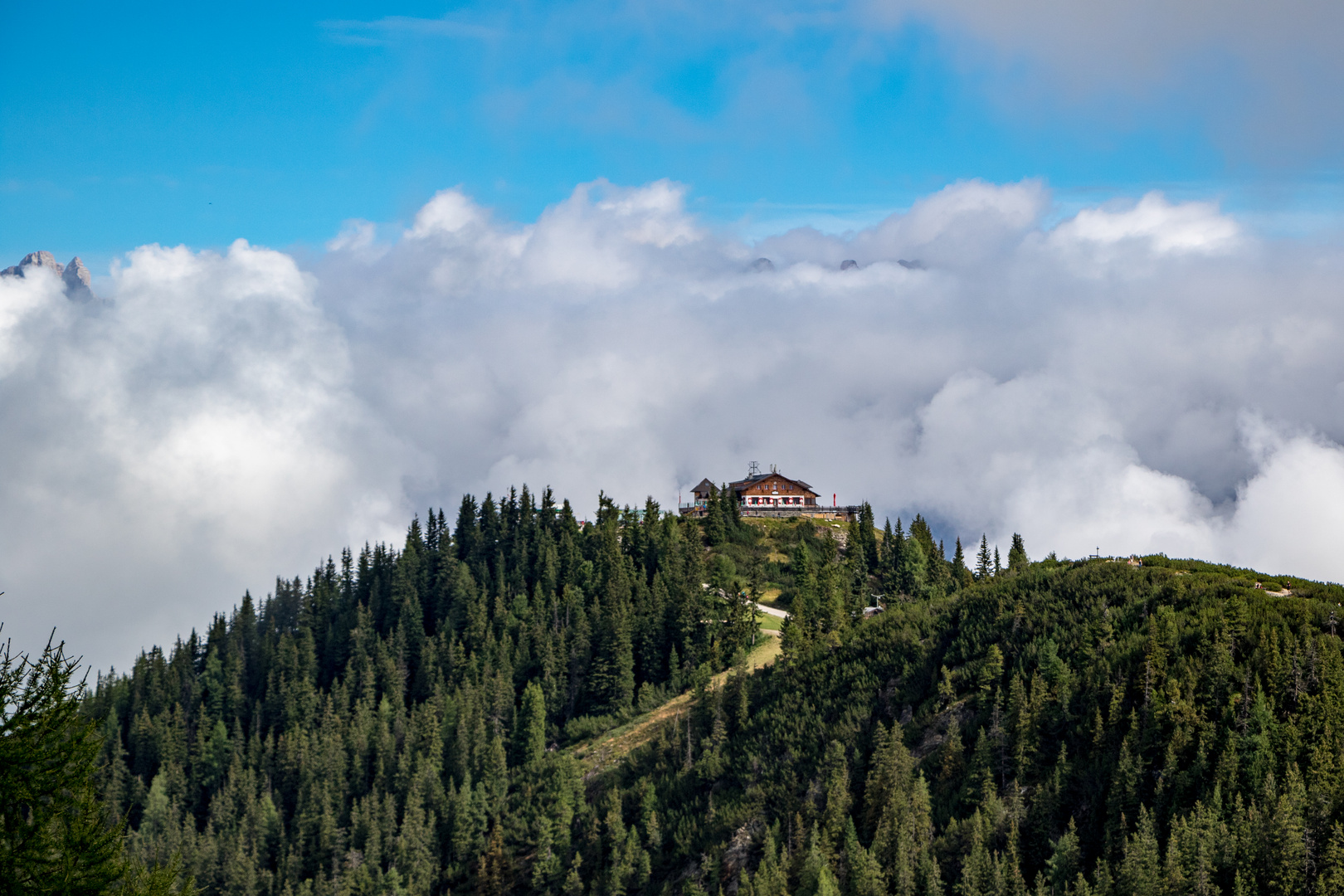 Hochwurzenhütte im Wolkenmeer