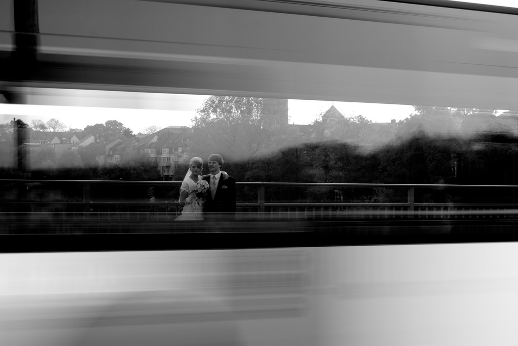 Hochzeit hinter einem Bus