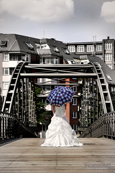 Hochzeit und die Braut mit dem blauen Schirm