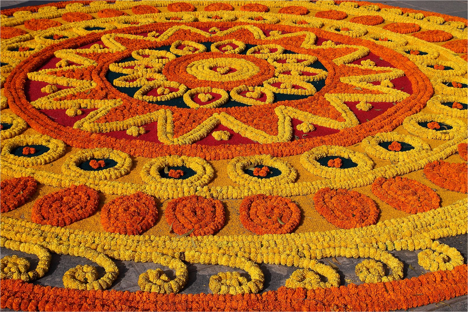 Hochzeits-Mandala aus Blumen mit ca. 3m Durchmesser