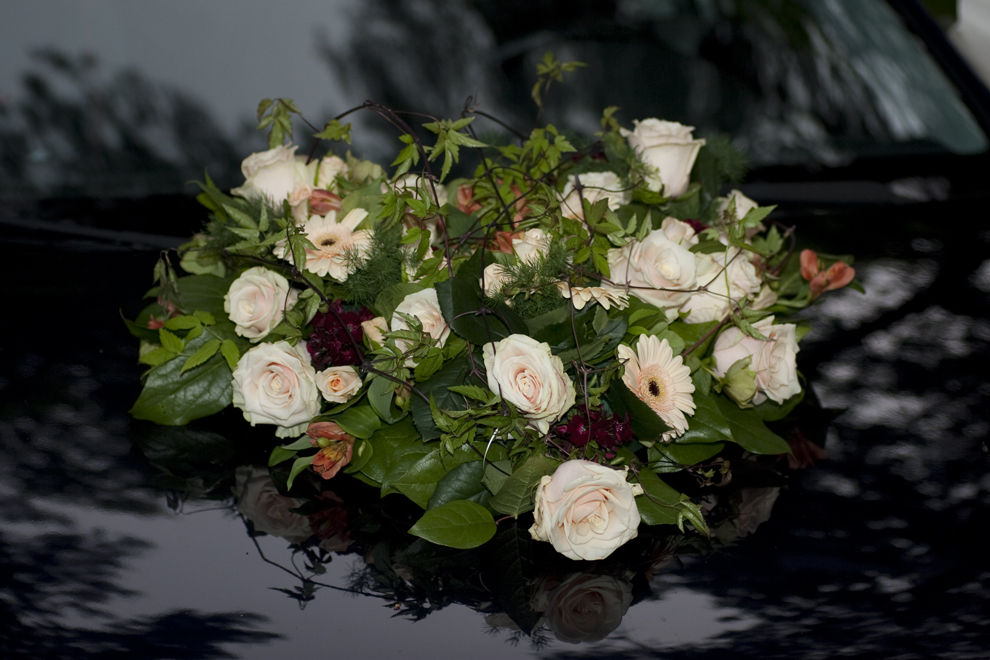 Hochzeitsbouquet auf dem Brautauto