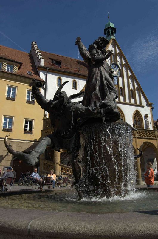 Hochzeitsbrunnen und Rathaus