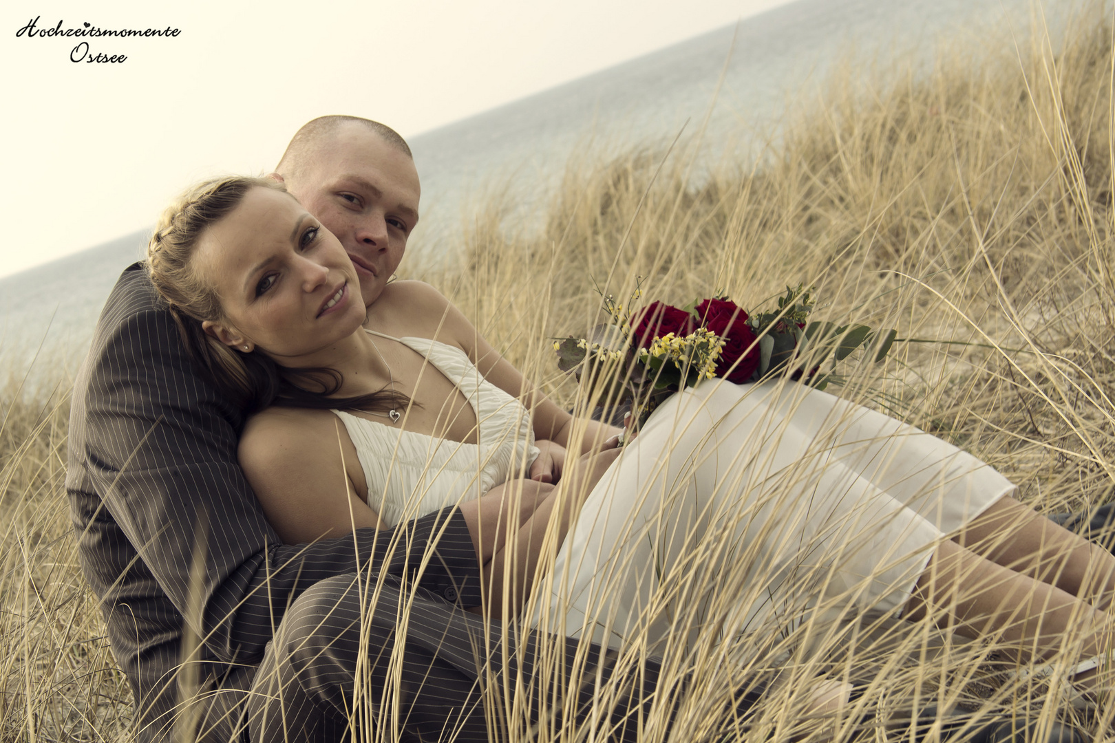 Hochzeitsfoto am Strand - in den Dünen