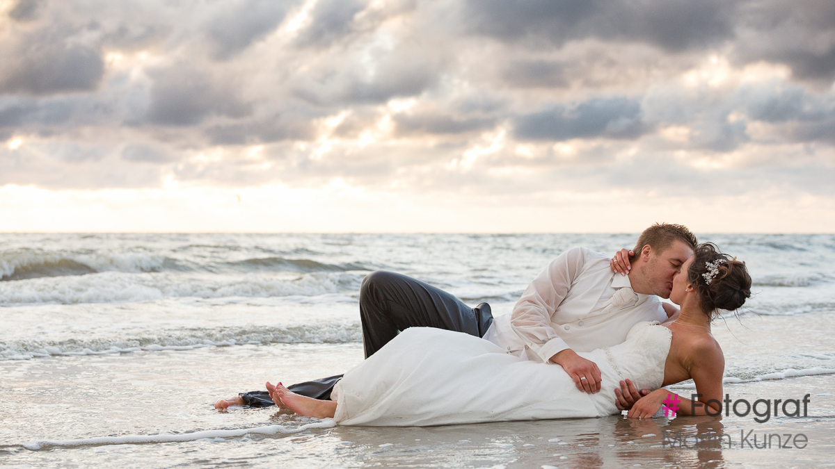 Hochzeitsfoto am Strand  - Trash the dress