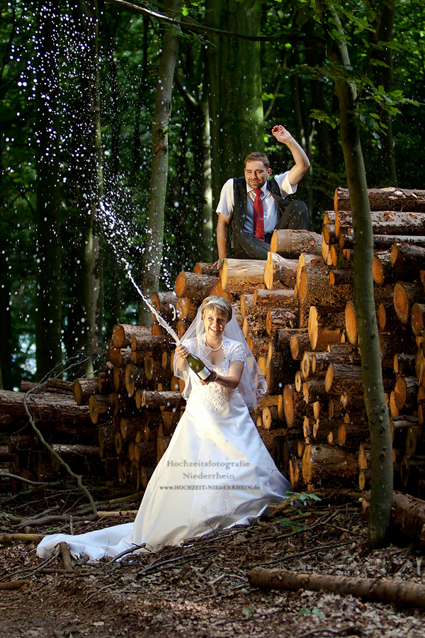 Hochzeitsfotograf NRW - hier, in Haldern - Hochzeitsfoto im Wald