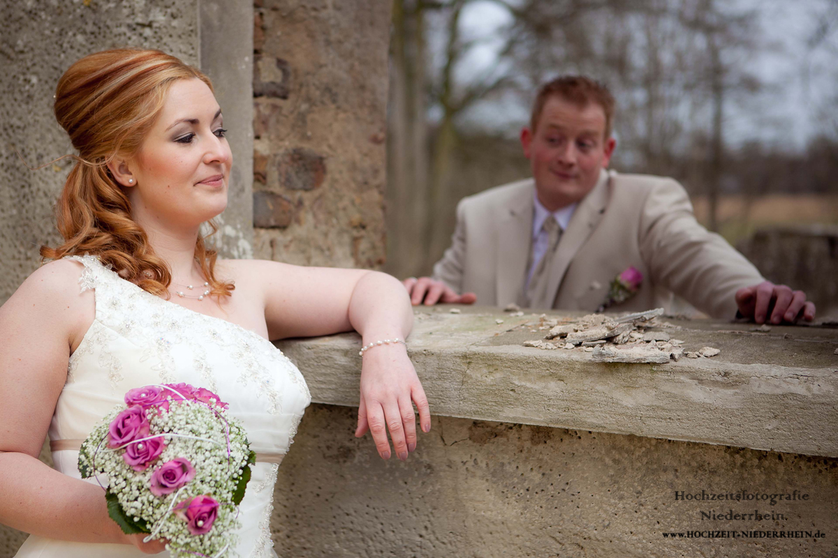 Hochzeitsfotograf NRW - hier, in Rees - Hochzeitsfoto in einer Ruine