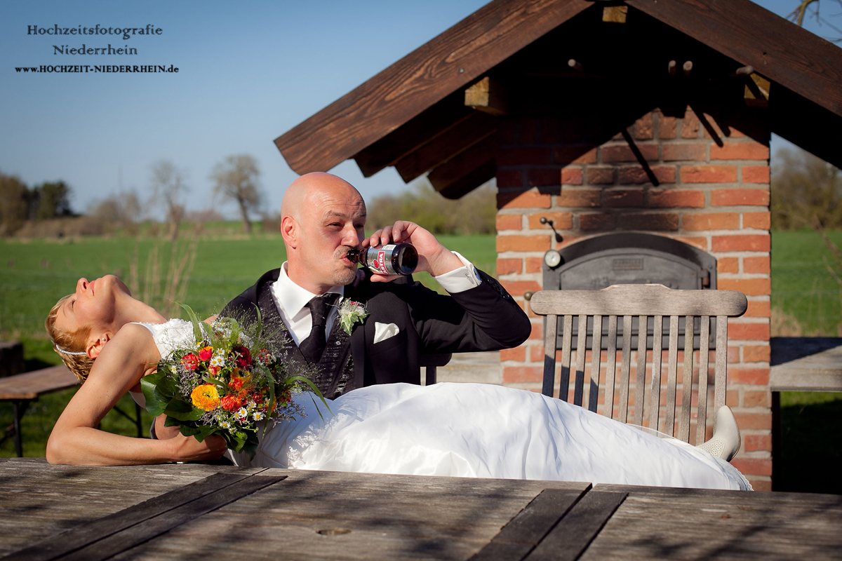 Hochzeitsfotograf NRW - hier, in Till - Hochzeitsfoto im Garten