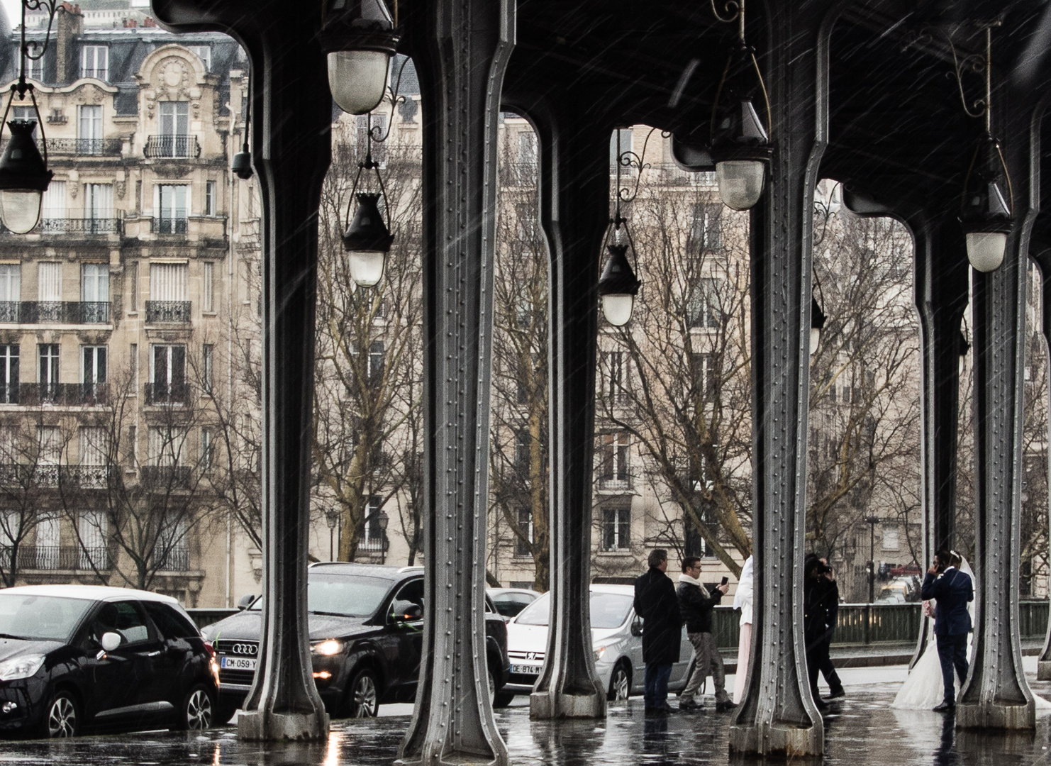 Hochzeitsfotografie auf der Pont de Bir-Hakeim