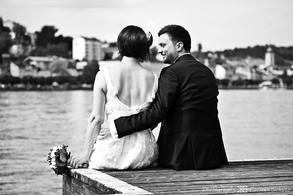 Hochzeitsfotografie Schwarz-Weiß | Brautpaar am See