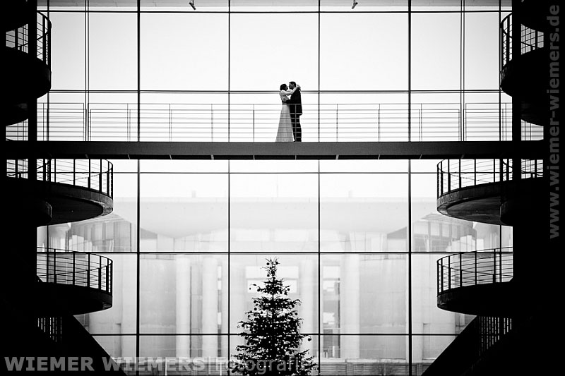 Hochzeitsfotos aus Berlin, Paul Löbe Haus, Blick aufs Kanzleramt, von Hochzeitsfotograf Nils Wiemers