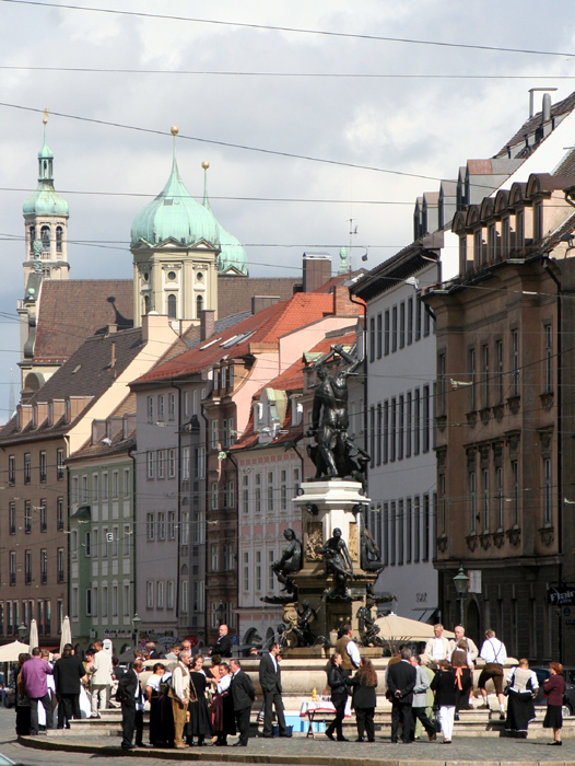 Hochzeitsgesellschaft am Herkulesbrunnen