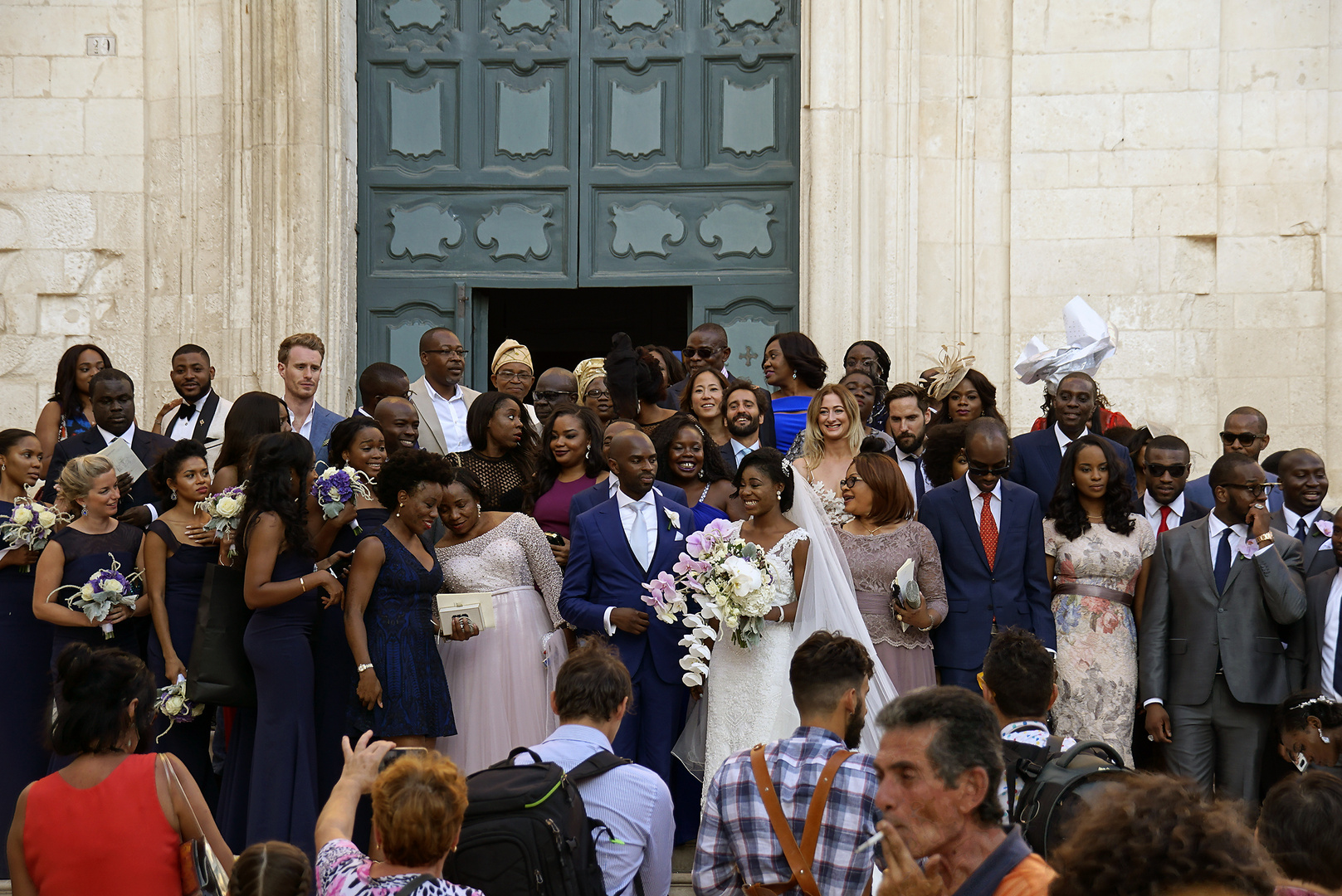 Hochzeitsgesellschaft vor dem Dom von Martina Franca