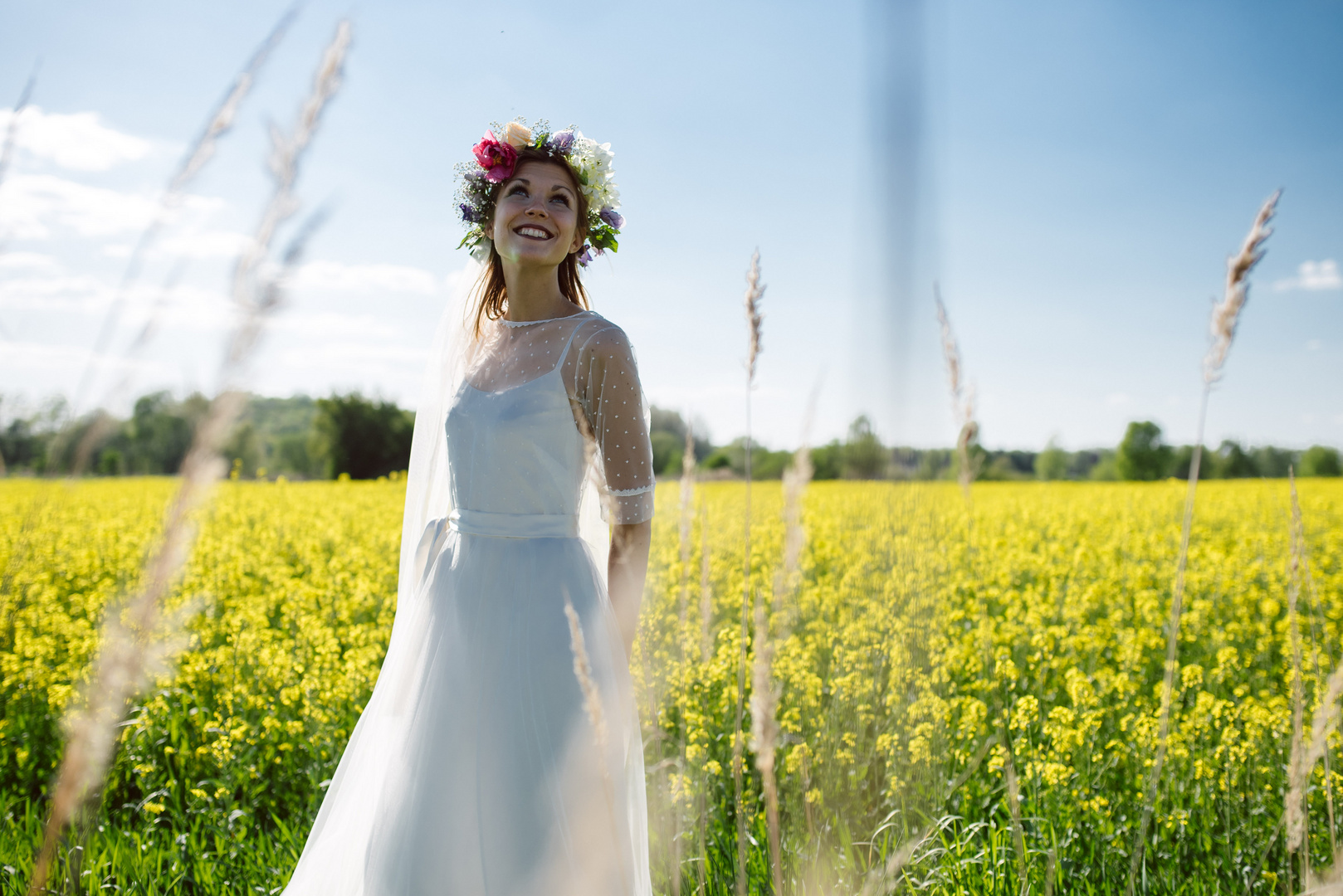 Hochzeitskleid im Rapsfeld