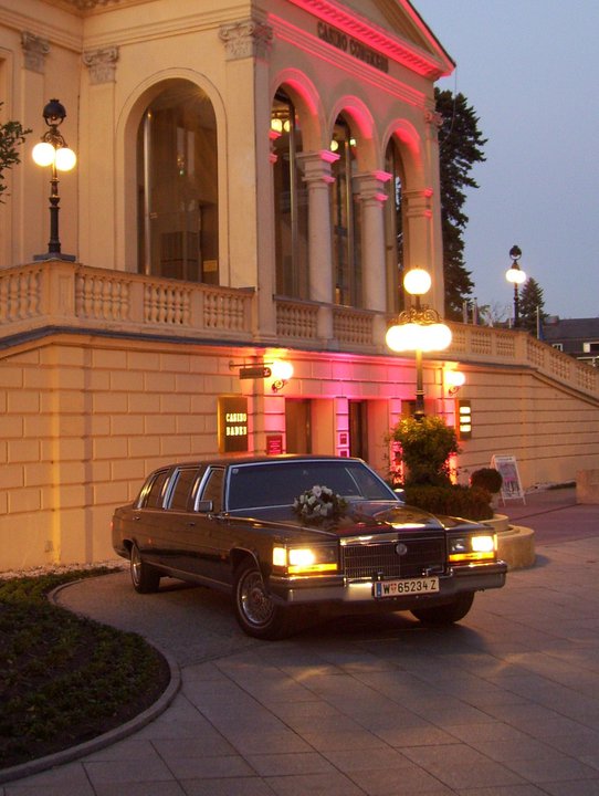 Hochzeitslimousine vor dem Casino Baden