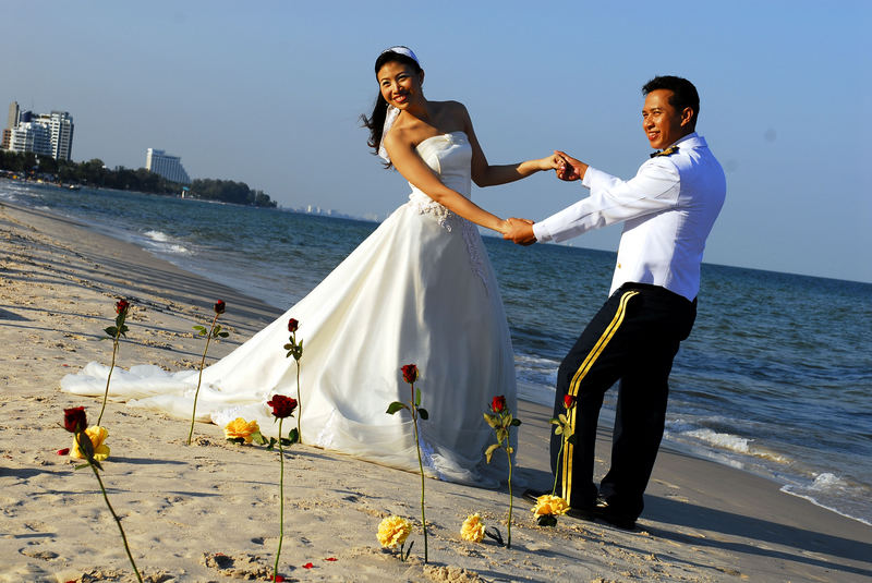 Hochzeitspaar am Strand von Hua Hin