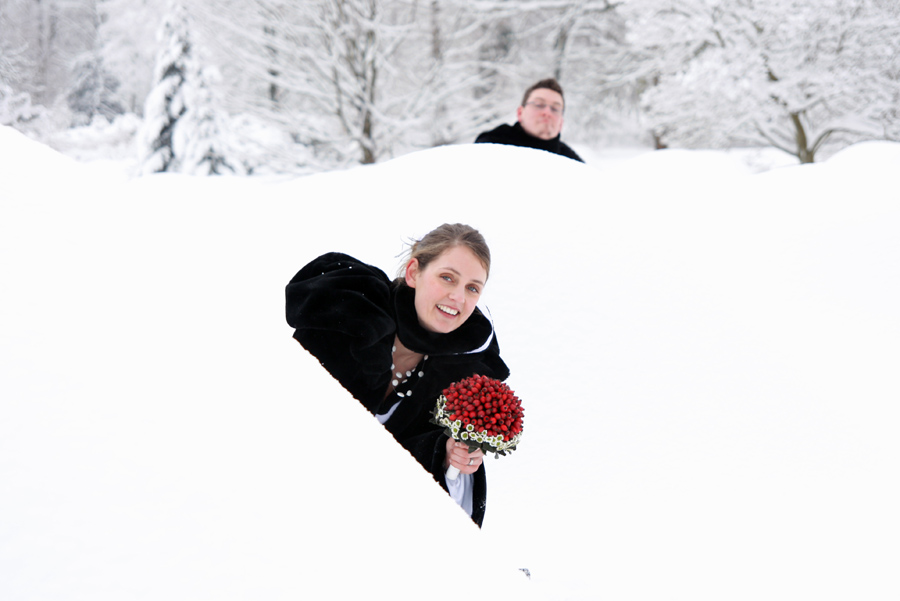 Hochzeitspaar im Schnee