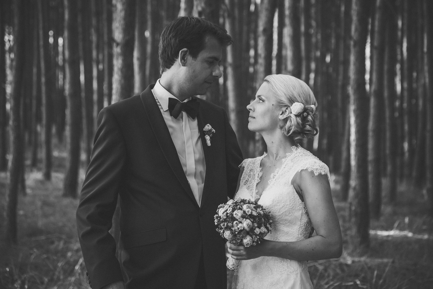 Hochzeitspaar im Wald