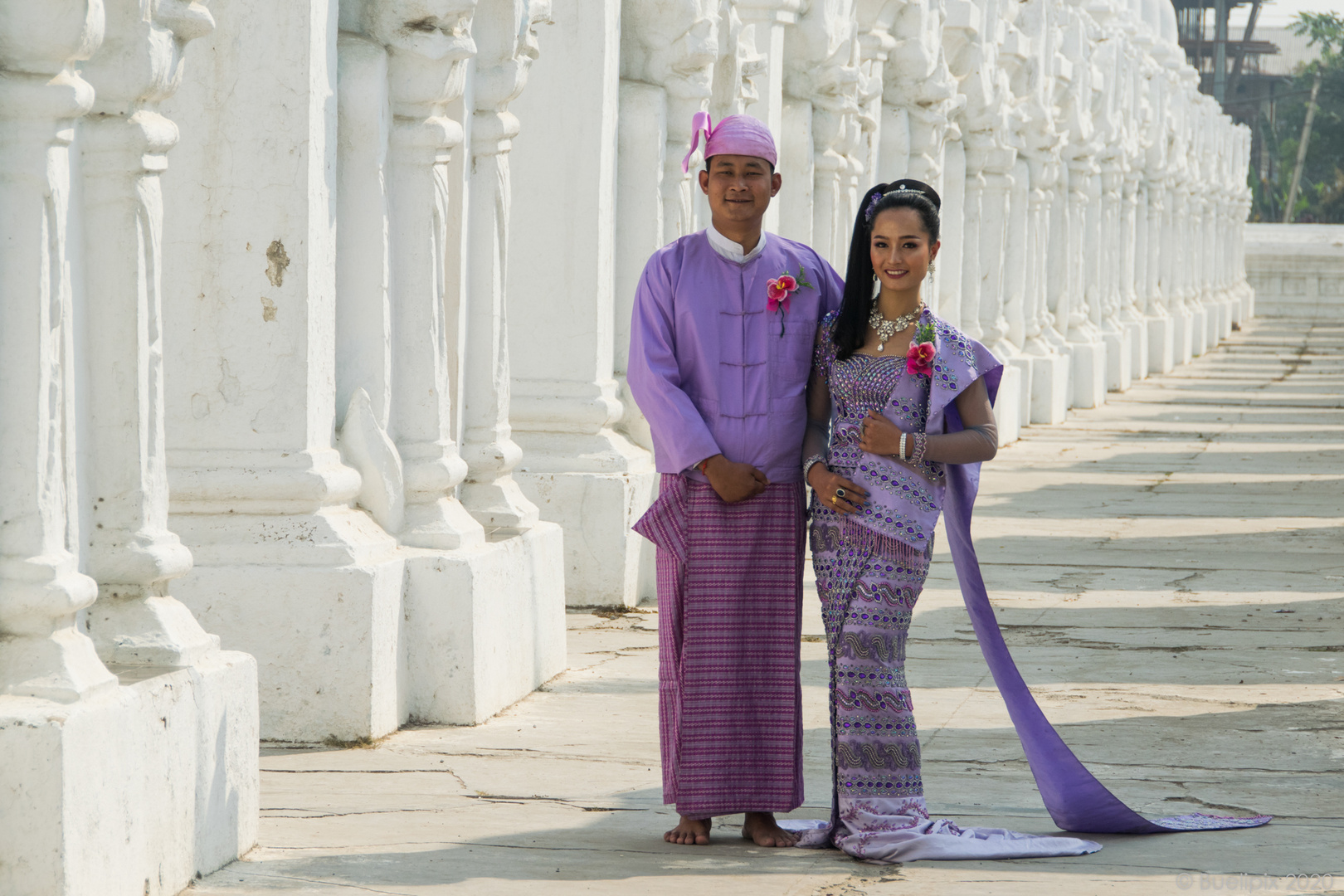 Hochzeitspaar in der Kuthodaw Pagoda in Mandalay (© Buelipix)