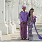 Hochzeitspaar in der Kuthodaw Pagoda in Mandalay (© Buelipix)