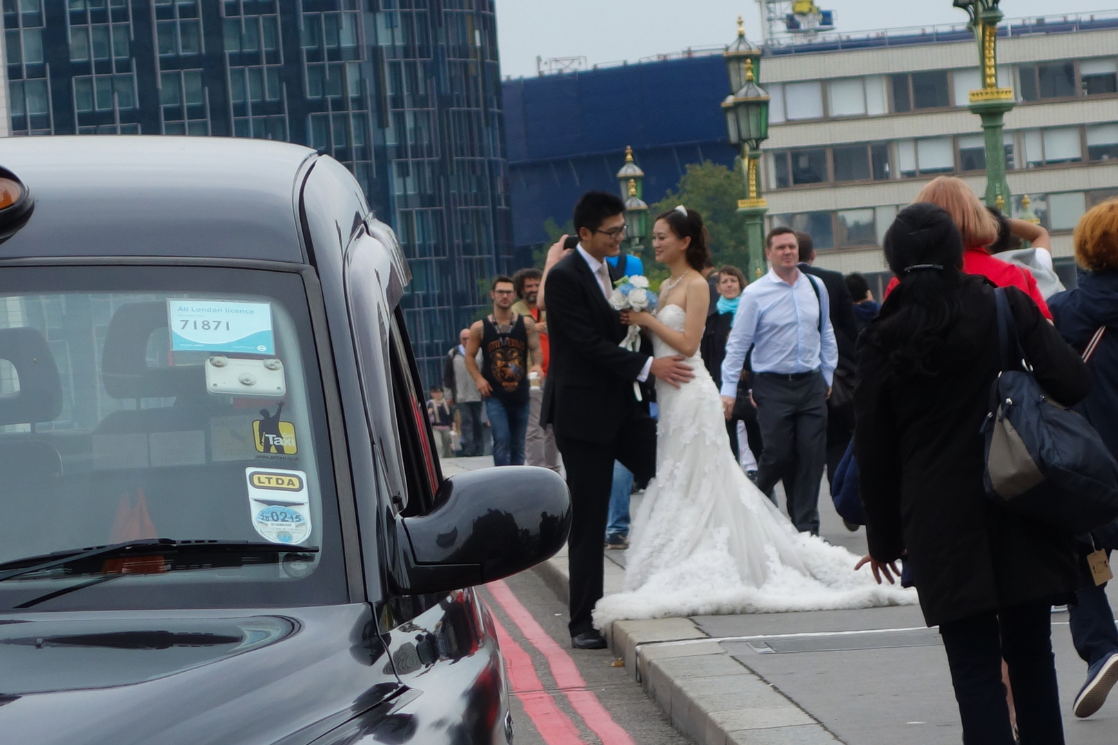 Hochzeitspaar in London zur Rush Hour